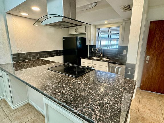 5th image of 302 N Sycamore Unit 29