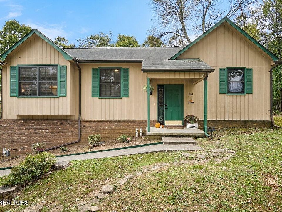 1st image of 1514 NE Fieldwood Dr