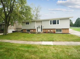 909 Barnett Dr, Cedar Falls, IA 50613
