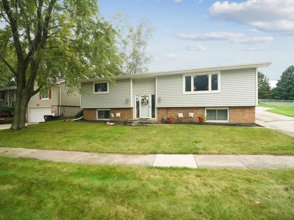 909 Barnett Dr, Cedar Falls, IA 50613