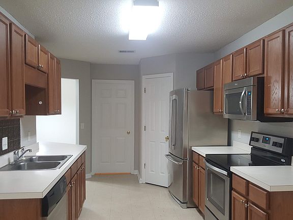 4th image of 182 Cherry Laural Ln