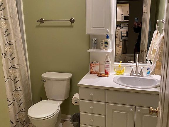 4th image of 6 Susan Dr