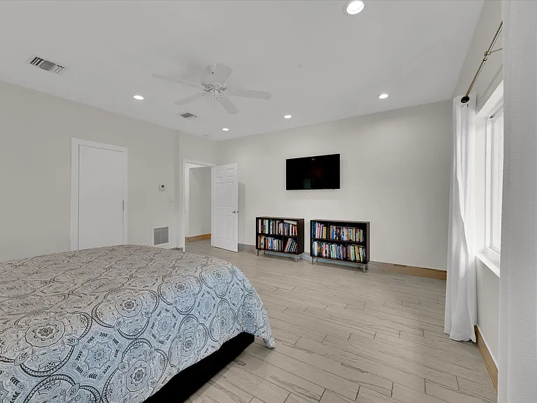 2633 NE 3rd Ave — Photo 19