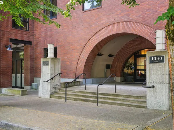 1030 NW Johnson St APT 224, Portland, OR 97209
