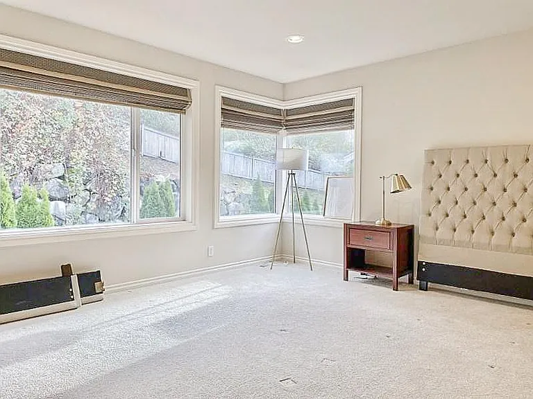Large Bonus Room - Can be used as 4th bedroom or Entertainment Room.