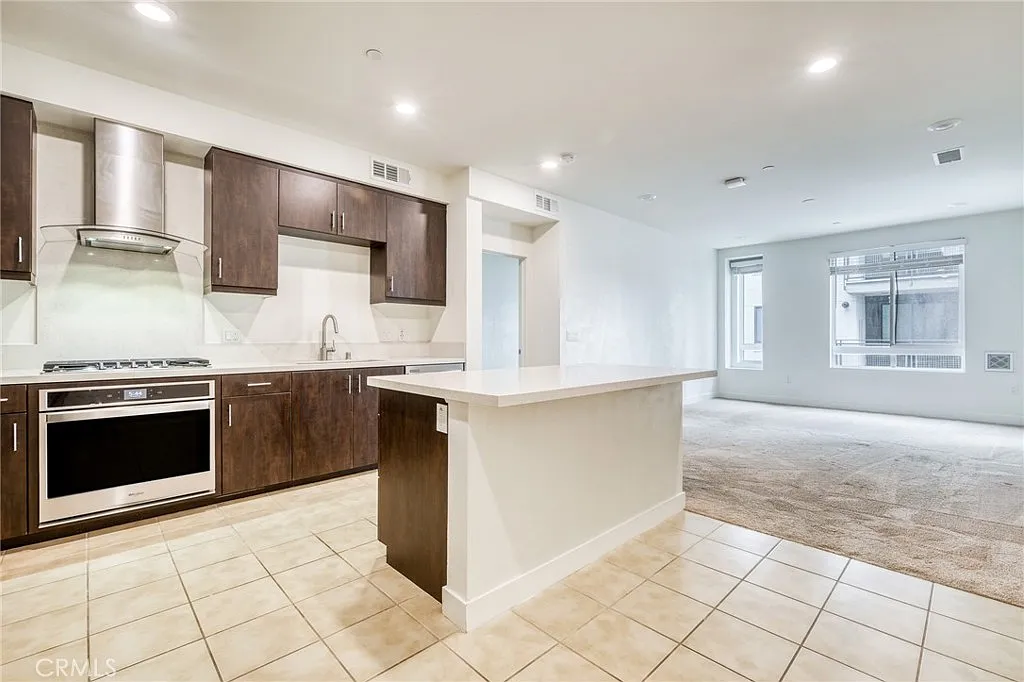 2 bed, 1088 sqft, $3,900 — Photo 3