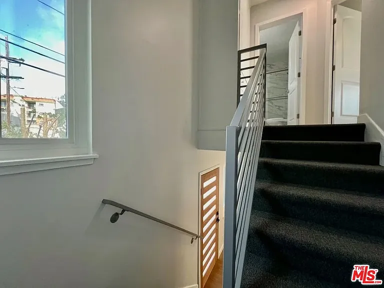 903 S Barrington Ave — Photo 5