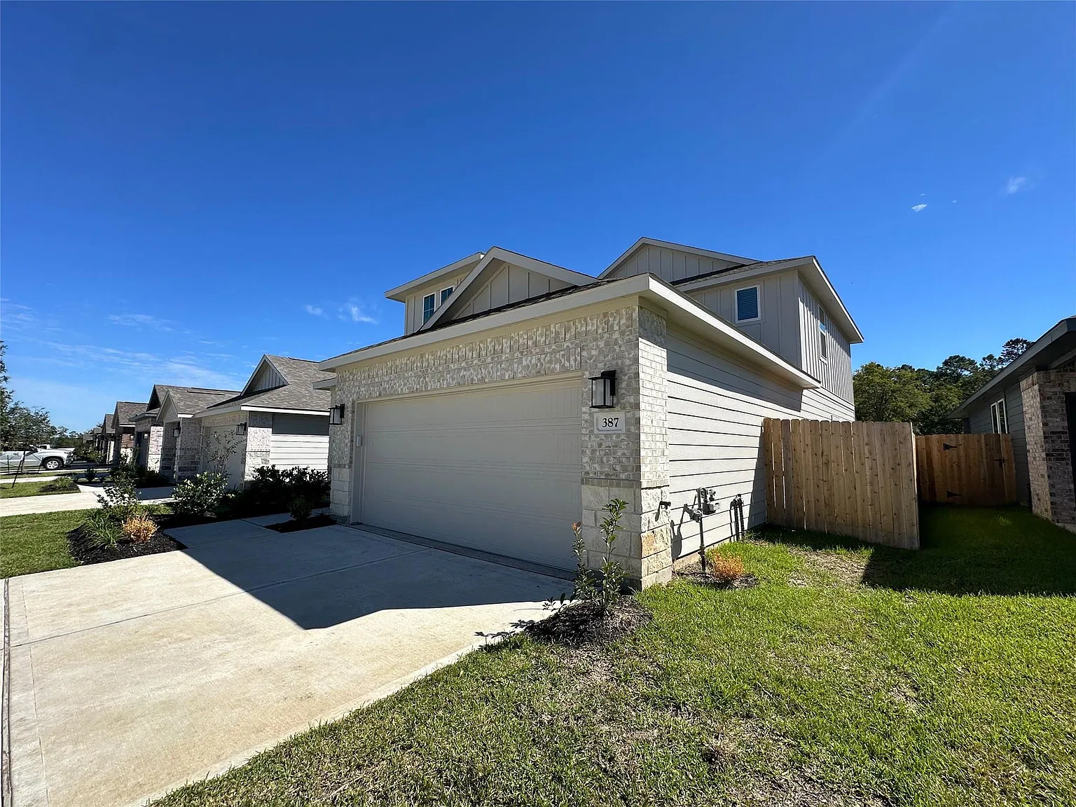 4 bed, 2.5 bath, 1981 sqft, $2,300 — Photo 2