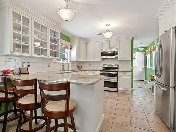 3rd image of 17 Longview Dr