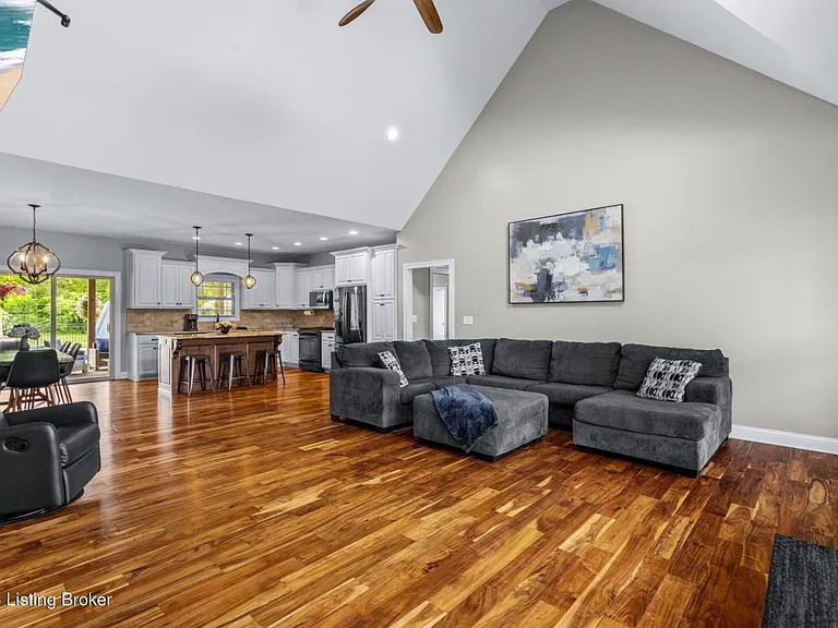 673 Marthas Ct — Photo 10