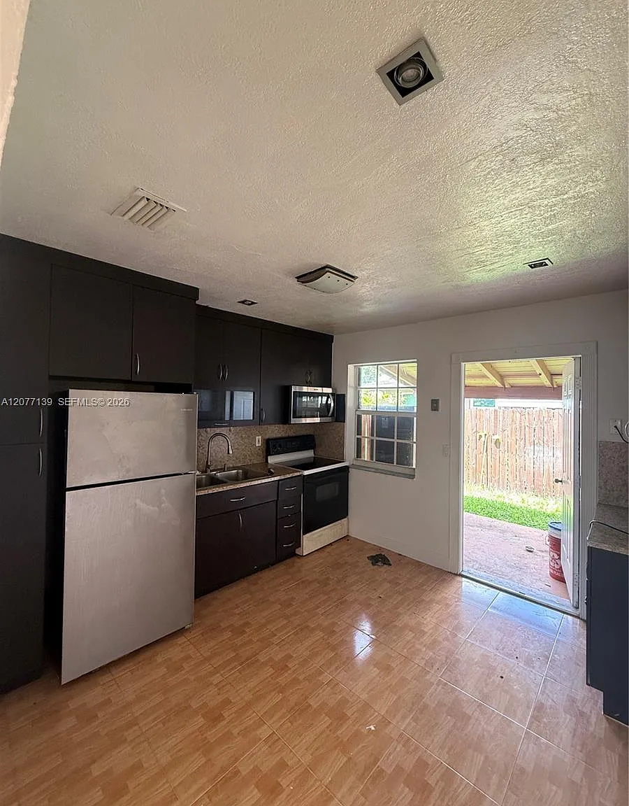 2 bed, 1.0 bath, $2,100 — Photo 4