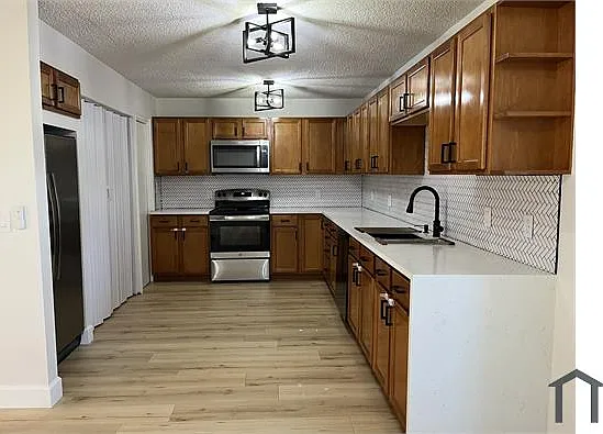 5 bed, 1500 sqft, $4,800 — Photo 2