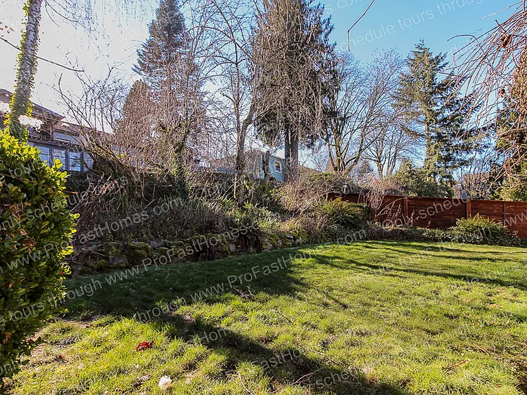 616 SW Moss St — Photo 32