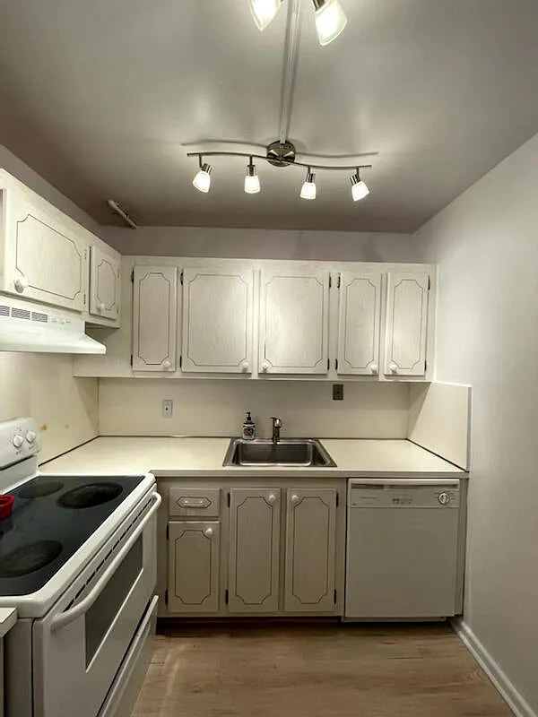 2 bed, 1.5 bath, 841 sqft, $1,700 — Photo 4