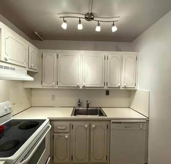 3034 Ellesmere #3034-B — Photo 4