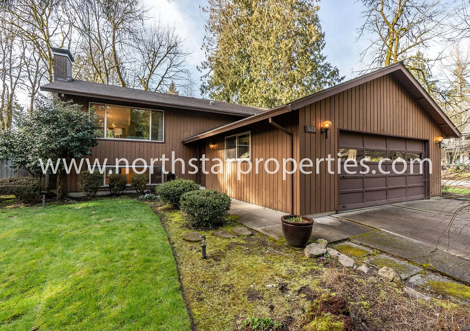 Ideal Location in Lake Grove — Photo 2