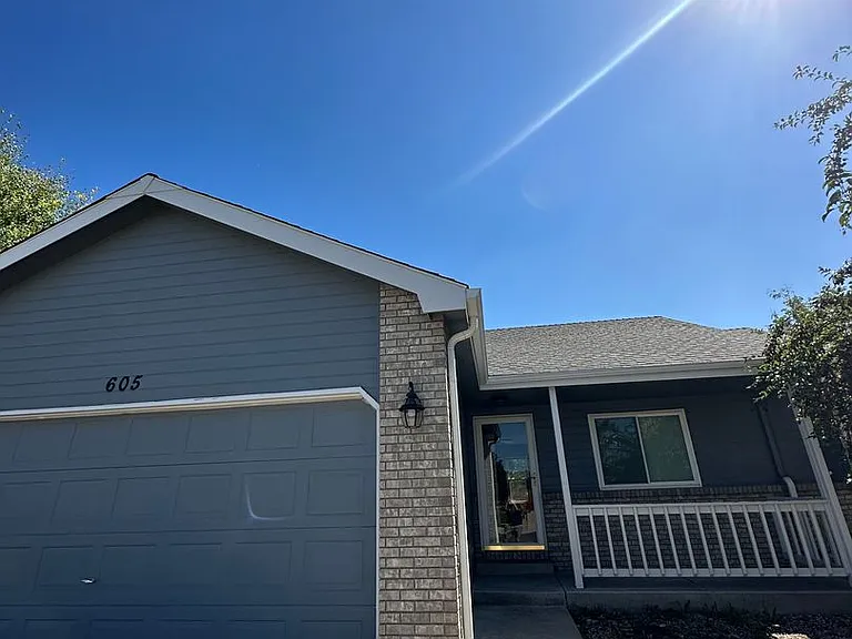 605 Meadow Dr — Photo 2