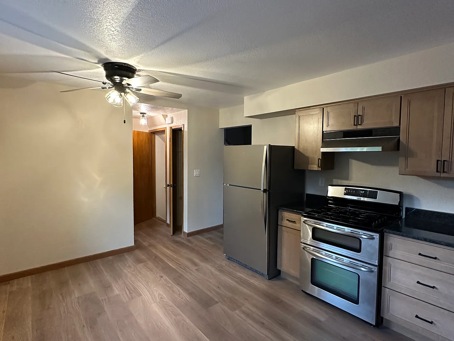 3 bed, 1.5 bath, 1200 sqft, $2,200 — Photo 4