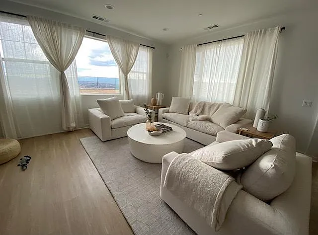 BIG PICTURE WINDOWS WITH GREAT MOUNTAIN VIEWS IN THE BACKYARD