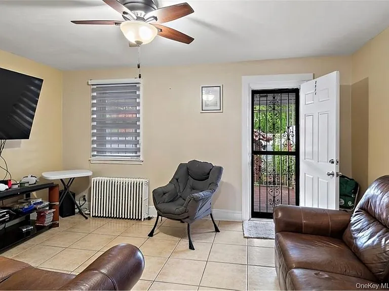 2934 Tenbroeck Ave — Photo 2