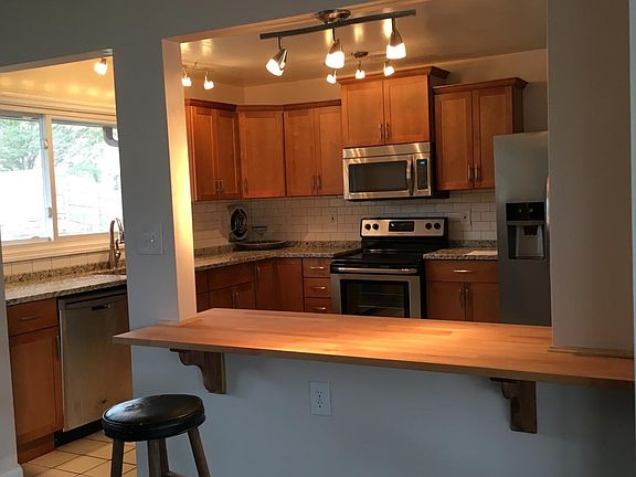 Roomy kitchen, new stainless appliances