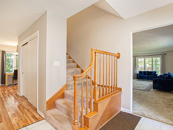 3rd image of 148 Edgebrook Dr