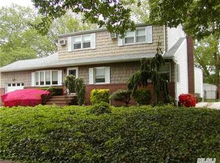 68 Paine St, Lindenhurst, NY 11757