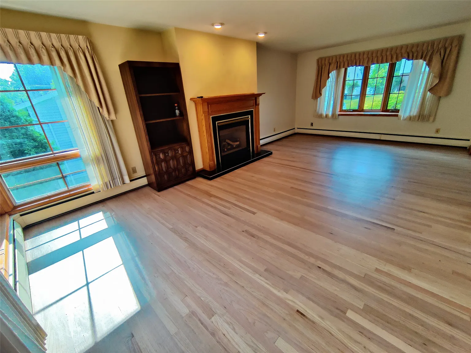 3 bed, 2.0 bath, 2050 sqft, $2,300 — Photo 4