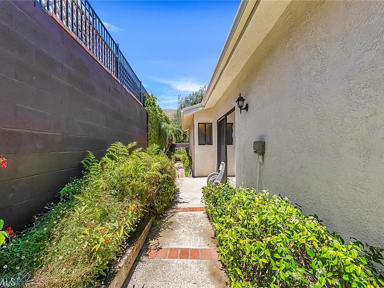 221 Acacia Ln — Photo 32