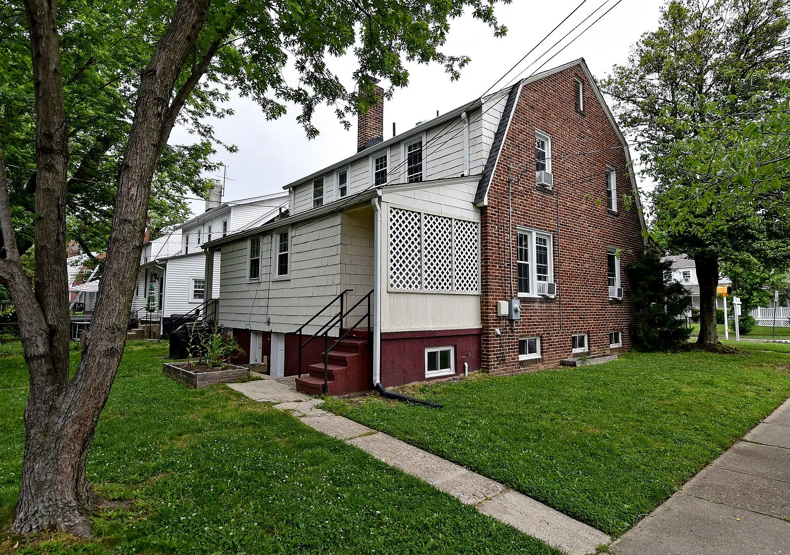 Experience the perfect combination of charm, style, and convenience in the highly desirable Auror... — Photo 2