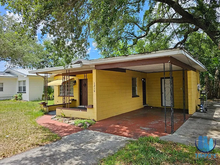 1216 E Myrtle St — Photo 2