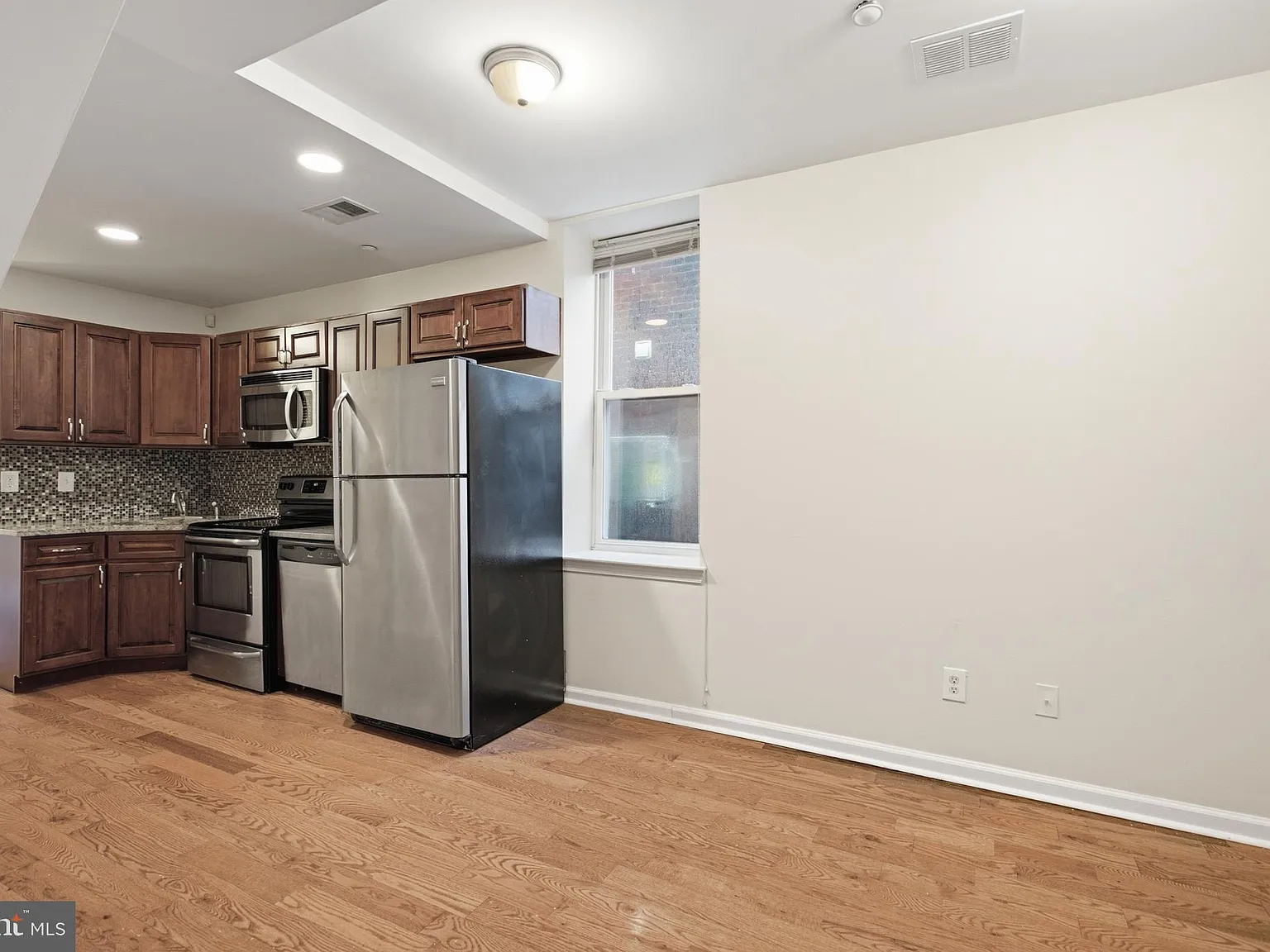 3 bed, 2368 sqft, $1,200 — Photo 4