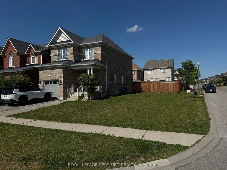 683 Baldwin Cres — Photo 2