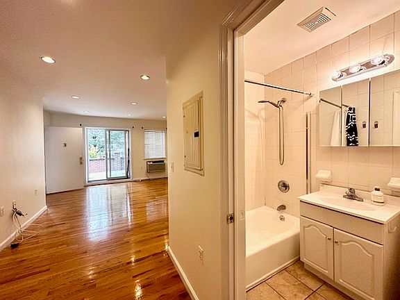 5th image of 2237 27th St #1