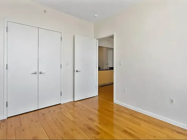 34-46 Vernon Boulevard image 9 of 18