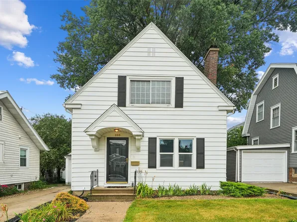 208 24th St NE, Cedar Rapids, IA 52402