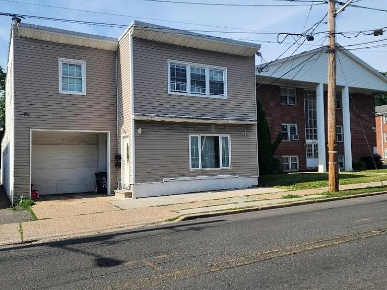 245 W Grand St — Photo 3