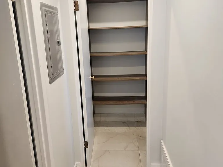 402 Franklin Ave — Photo 5