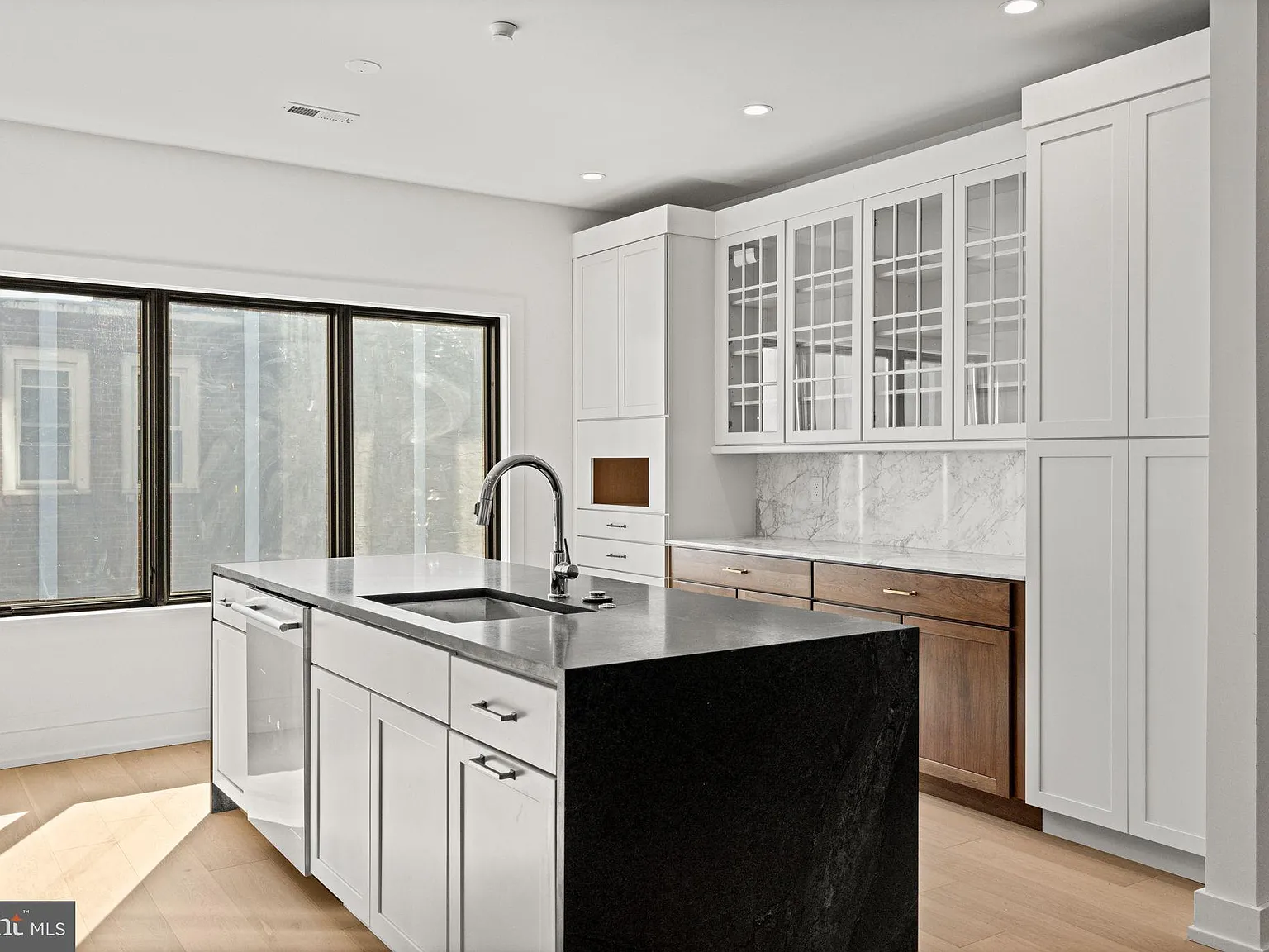 4 bed, 5.0 bath, 3700 sqft, $6,500 — Photo 4
