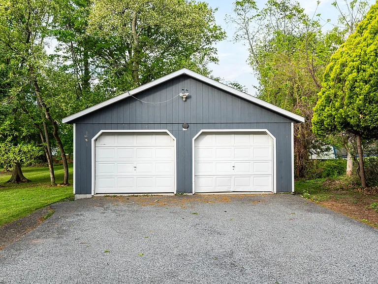610 Saxer Ave — Photo 33