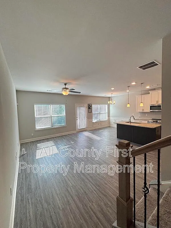 3 bed, 2.5 bath, 1815 sqft, $2,300 — Photo 3