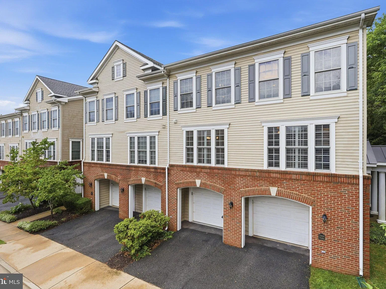 3 bed, 2.5 bath, 1524 sqft, $3,000 — Photo 2