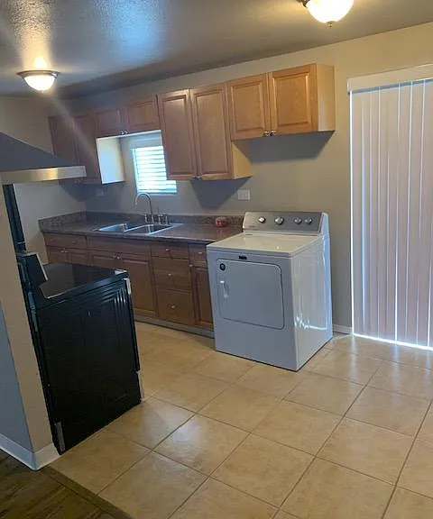 1725 Anderson St — Photo 5