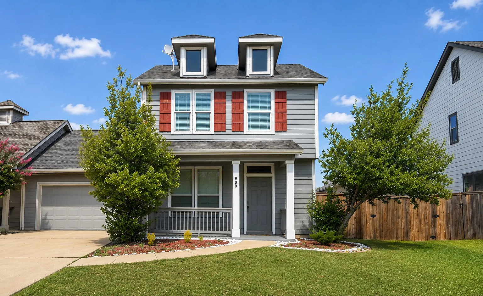 3 bed, 1.5 bath, 1221 sqft, $1,900 — Photo 1