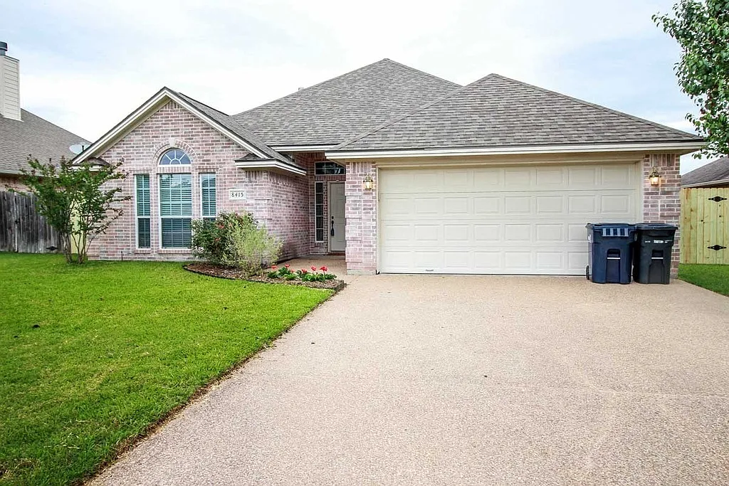 College Station - 3 Bedroom - 2 Bath - 2 car garage- fenced in back yard, — Photo 1