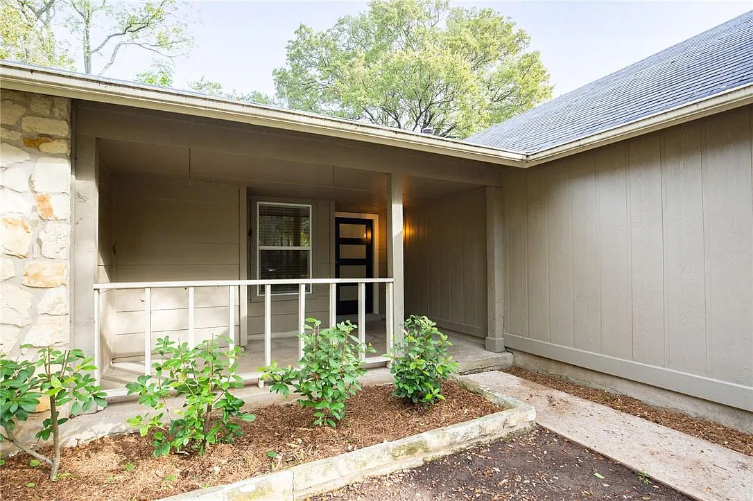4 bed, 2.0 bath, 1370 sqft, $2,200 — Photo 3