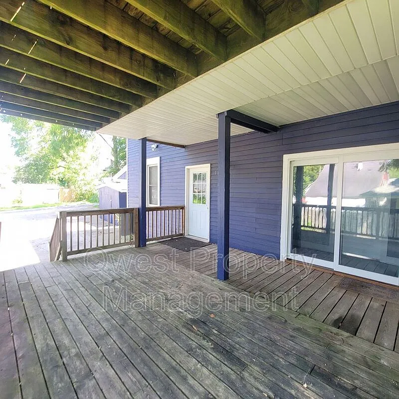3 bed, 1.0 bath, 1200 sqft, $1,895 — Photo 2