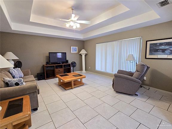 5th image of 810 Lake View Dr