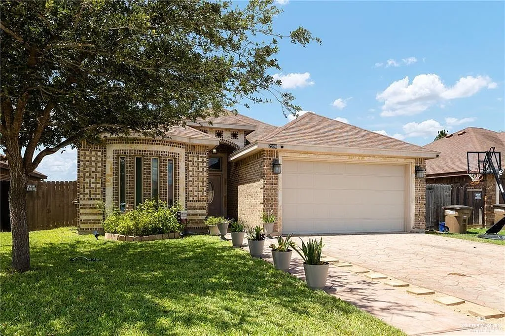 3 bed, 2.0 bath, 1370 sqft, $2,000 — Photo 2