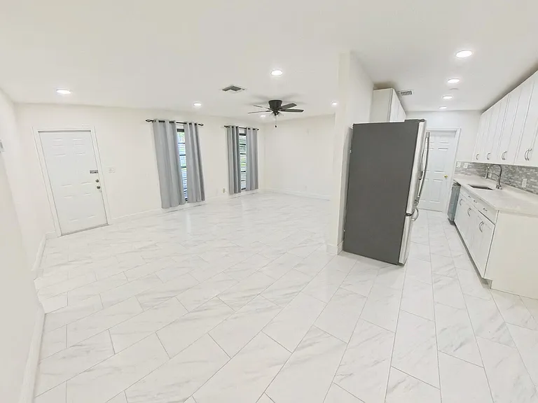 341 Henthorne Dr — Photo 5